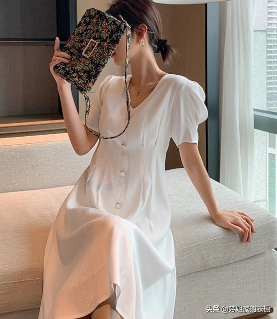 皮肤黄的人适合穿什么色系的衣服呢？