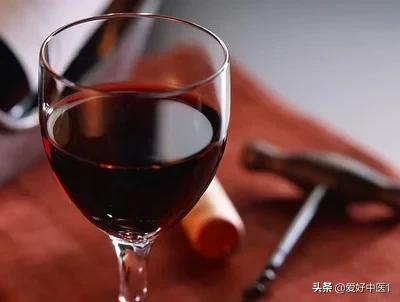 高血压喝红酒，吃芹菜喝红酒就能降血压，这种说法对吗？