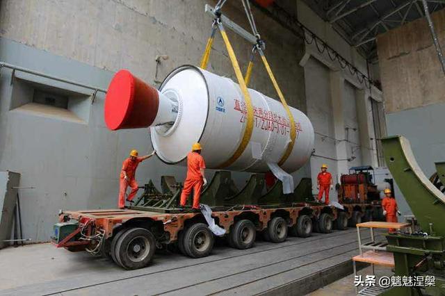 火箭发射底下为什么要有水，为什么中国的火箭采用全液态助推，而没有固态助推的方案呢？