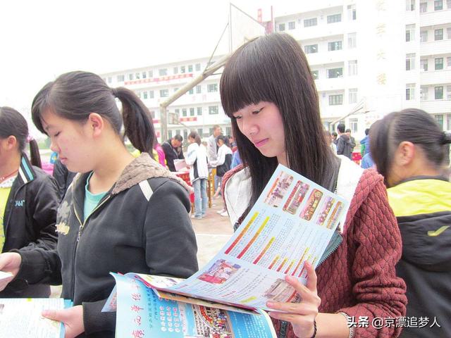 请问大家,女孩子如果不上高中,职高,直接学技术,学什么好？