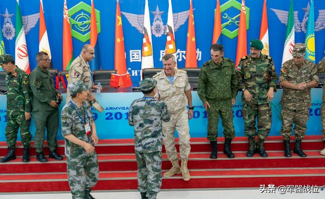 不同国家的军人在一起，军衔还论高低吗？插图1