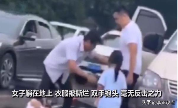 河北男子当街殴打妻子,女儿哭劝：别打了妈妈吐血了,怎么回事？