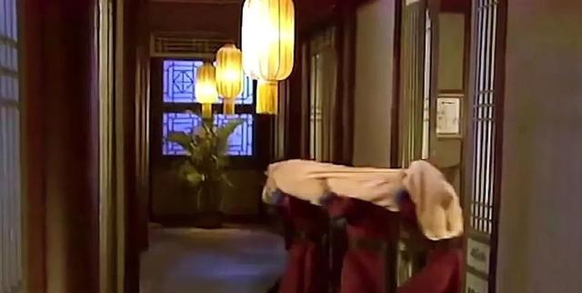 临幸:给皇帝侍寝的妃子为什么要裹在被子里抬着来，扶着走