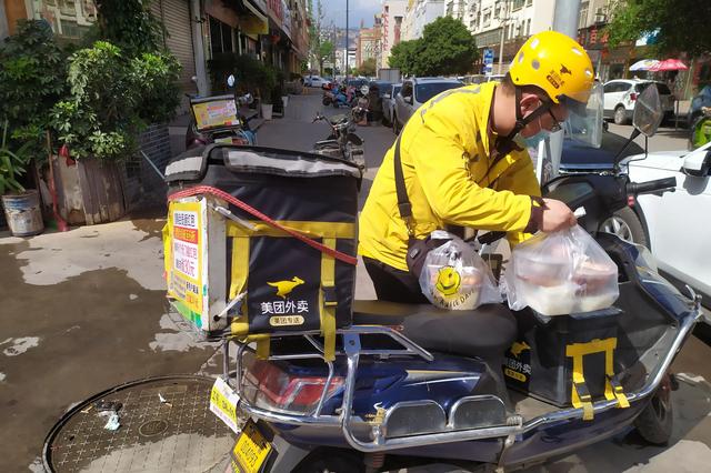 外卖员送餐到了门口没到客人手就点送达客人大声责备没到手就送到投诉