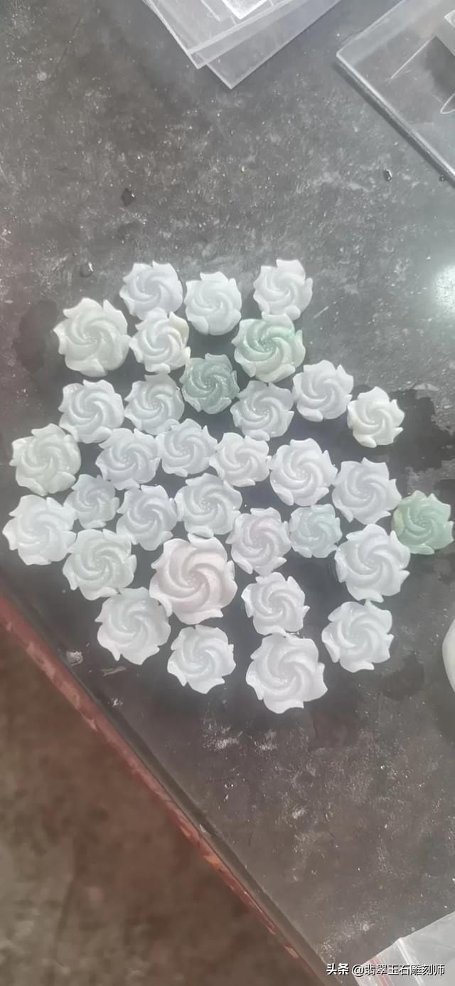 糯冰翡翠玉镯一般价格在,我这赌石开出的糯冰玉佛，能值多少钱？