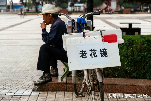 头条问答 决定瞬间的摄影 怎样抓拍动态中行走的人物 2个回答