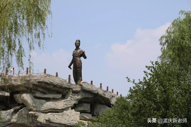 天体海滩图片:女友穿着比基尼不怕走光，穿着短裙却很害怕走光，这是什么心态