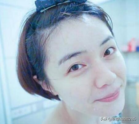 毛孔芝麻:毛孔近看一个个像小洞，还往外流油，这到底是怎么回事？