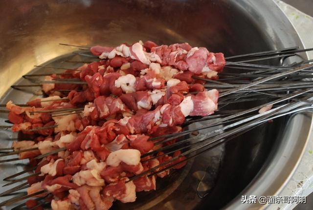 凉拌羊头肉怎么做鲜香微辣，羊肉怎么腌制，烤出来才好吃