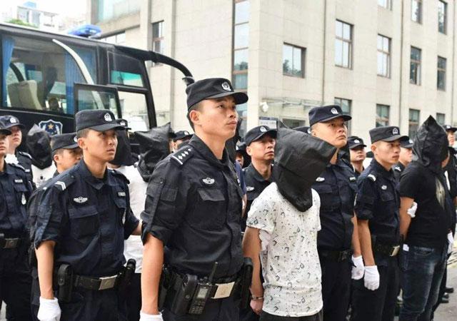 俄罪犯用勺子挖隧道越狱:为什么有的犯人赴刑场时是被执法人员全程架起来的
