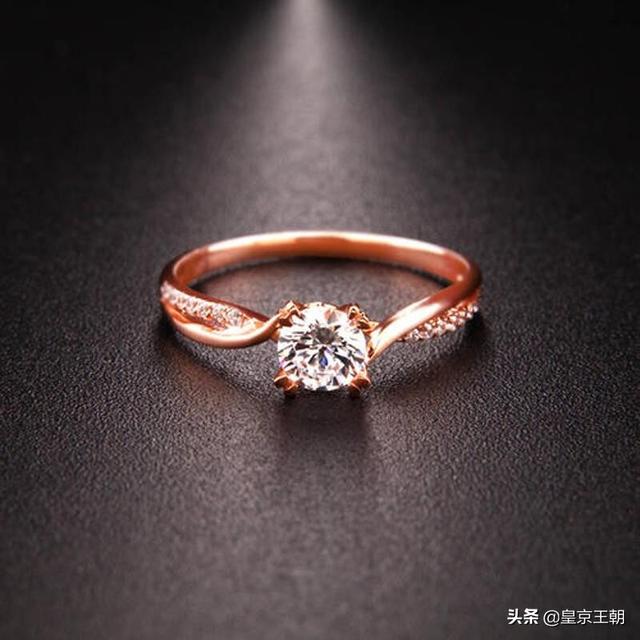 结婚黄金手镯买什么款式,结婚预算在1万左右买什么黄金饰品？