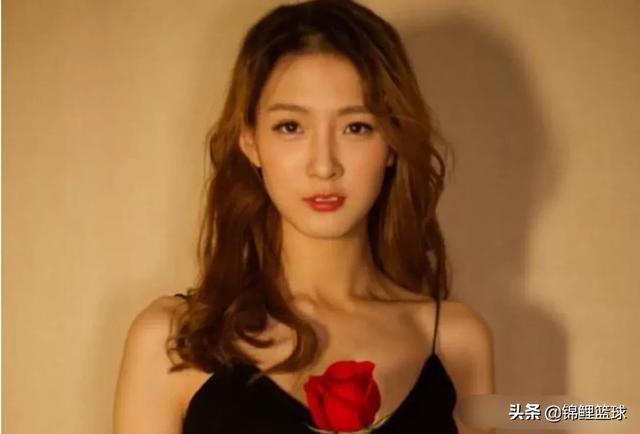 VS科特迪瓦，易建联11号球衣的美女主播，她是谁？起源是什么？
(图2)