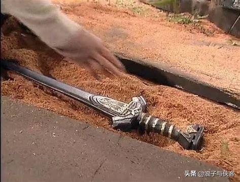 玄铁重剑:玄铁重剑状态下的杨过碰上独孤九剑大成的令狐冲，你认为谁能赢？