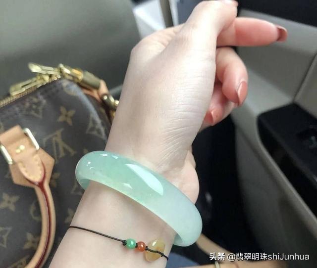 1万价位的翡翠手镯图片,1w左右切出的翡翠手镯值吗？