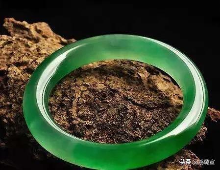 玉镯越戴越黄是什么情况,玉镯戴两年之后不亮了，是怎么回事？