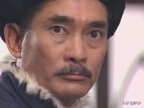 精武门李小龙:李小龙《精武门》中，双手各举一个日本人，没吊威亚，是真的吗？