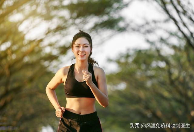 患了骨性关节炎怎么治疗:关节坏了，走不动路了怎么办？骨关节炎吃药还是手术好？