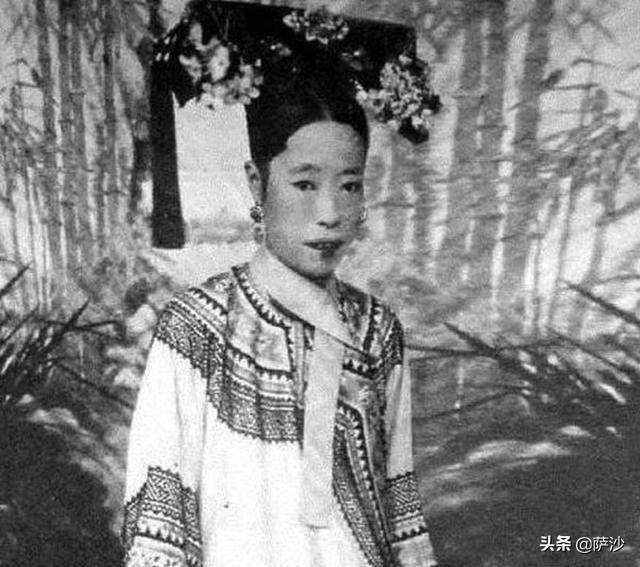 身份证照片为什么照的那么丑，工作人员拍照的时候又不提醒一下？:丑女照片真实点的 第1张