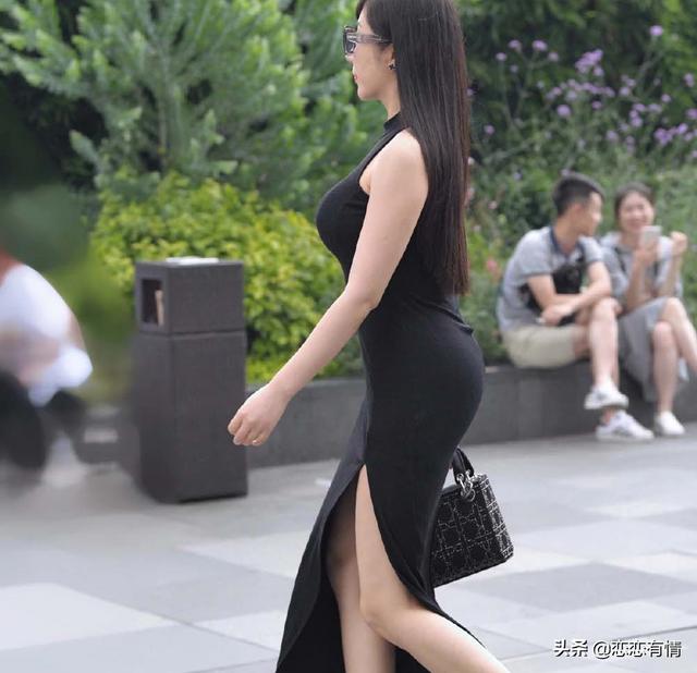 情趣内衣女掀群子照片:你和单位的女同事单独在一起时，发生过什么暧昧的事？