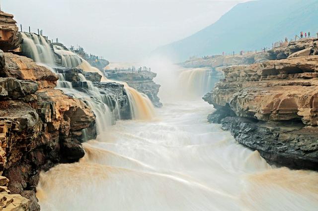 中国有哪些湖泊，江河。（写下他在哪，名字叫什么？）？
