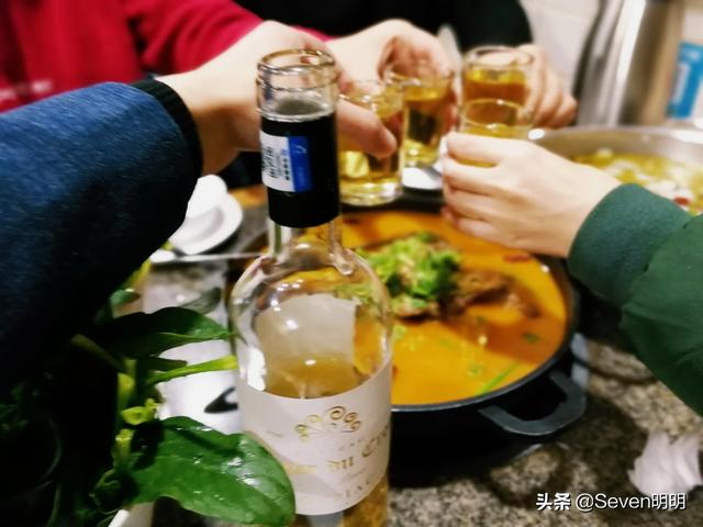 马上圣诞节了,想和女朋友一起喝酒,女朋友觉得红酒喝了太凉,又觉得黄酒不好喝,有没有什么好的推荐？