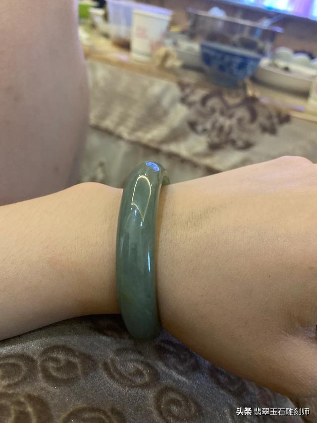 酸洗注胶翡翠镯子图片,朋友送的翡翠手镯，大家帮忙看看是啥价值？