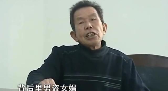 女子挤奶喂狗:农村又一怪正在兴起，留守妇男，为什么？

？