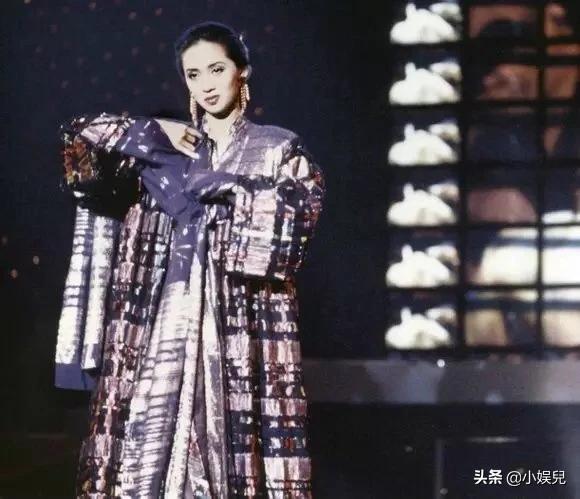 午马去世成龙抬棺:农村丧事为啥在棺材上放公鸡？有什么习俗讲究？