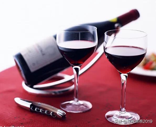 葡萄酒干白和干红的区别，红葡萄酒和白葡萄酒有什么区别