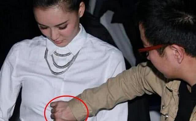 男人帮女演员:女明星刚坐下, 衣扣不慎崩开, 为何习惯伸手帮忙的是男助理