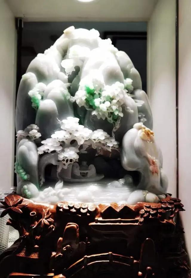 翡翠雕刻,看看这块翡翠摆件雕刻如何？