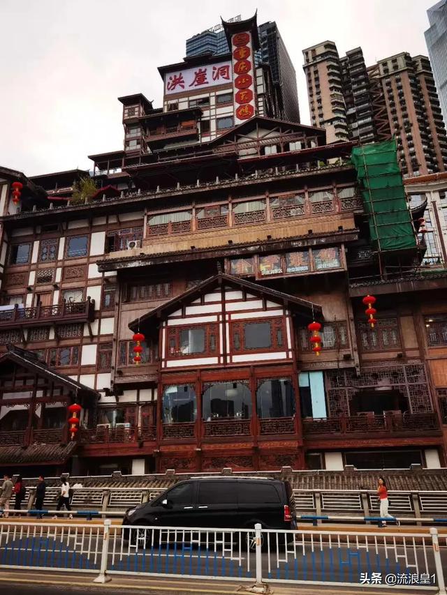重庆轻轨穿楼而过:重庆到底是一个怎样的城市？
