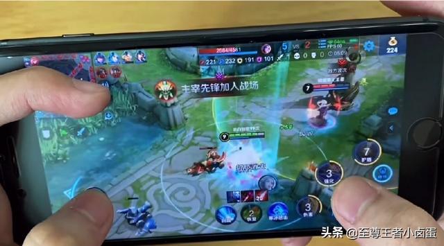 王者荣耀三指操作怎么定屏比较好？