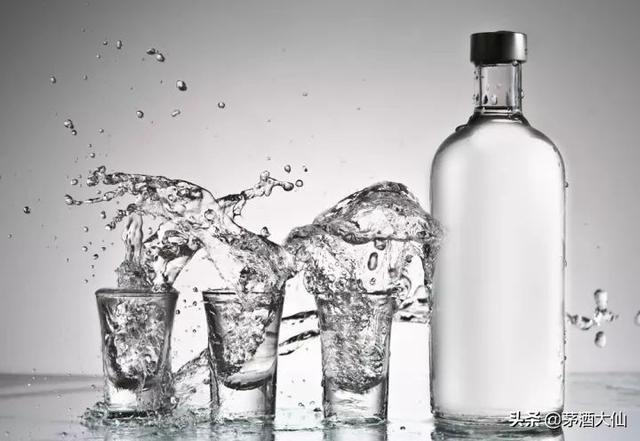 高海宁全透明装:白酒为啥不用塑料瓶装对酒的品质与口感是否有影响