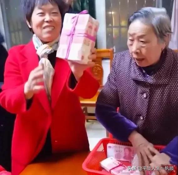 江西南昌一外婆霸气用筐装钱给晚辈发80万红包，你怎么看