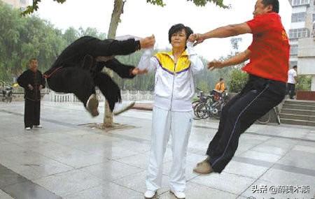 太极大师闫芳被揍:电鳗神功闫芳大师那样的正宗太极大师打败搏击高手很难吗