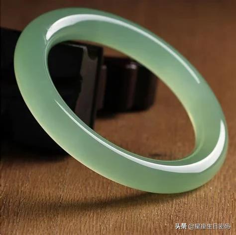 女士玉手镯,戴玉手镯的女人该送什么礼物给她？