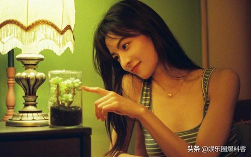 周韦彤夹紧:钟楚曦跟周雨彤咋捆绑营销了，两人是塑料姐妹吗