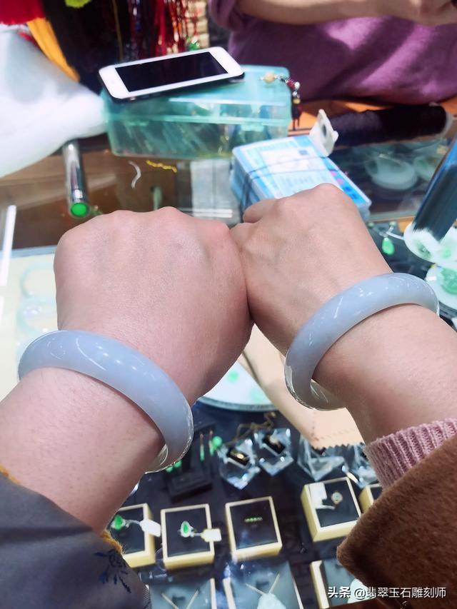 古董手镯图片,这镯子是啥种的，能值多少钱？