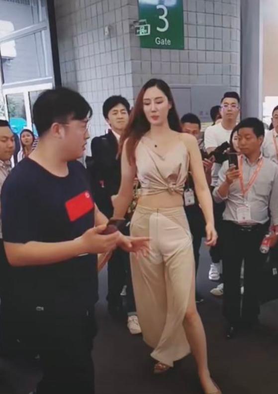 关晓彤的胸:关晓彤明明身材比例不错，为什么红毯却屡穿屡错