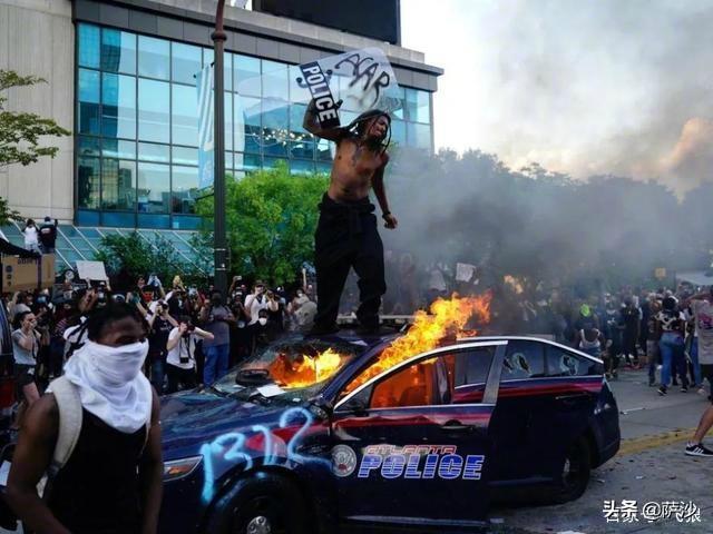 美国黑人运动兴起的背景:在美国，几乎家家有枪，这次运动，美国黑人，为什么不动用枪支？