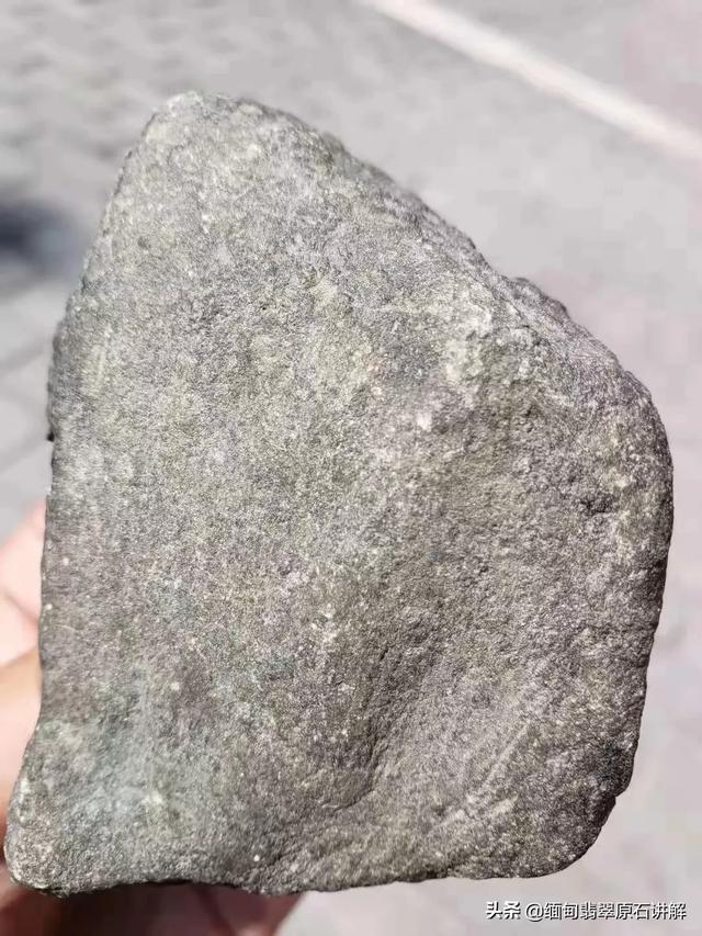 刀疤结翡翠场口特征,南齐小场区的场口及翡翠原石特征是什么？