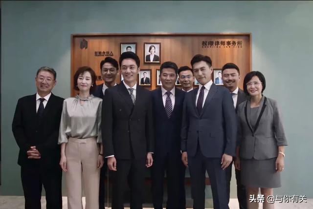 你觉得《精英律师》中罗槟的着装有哪些