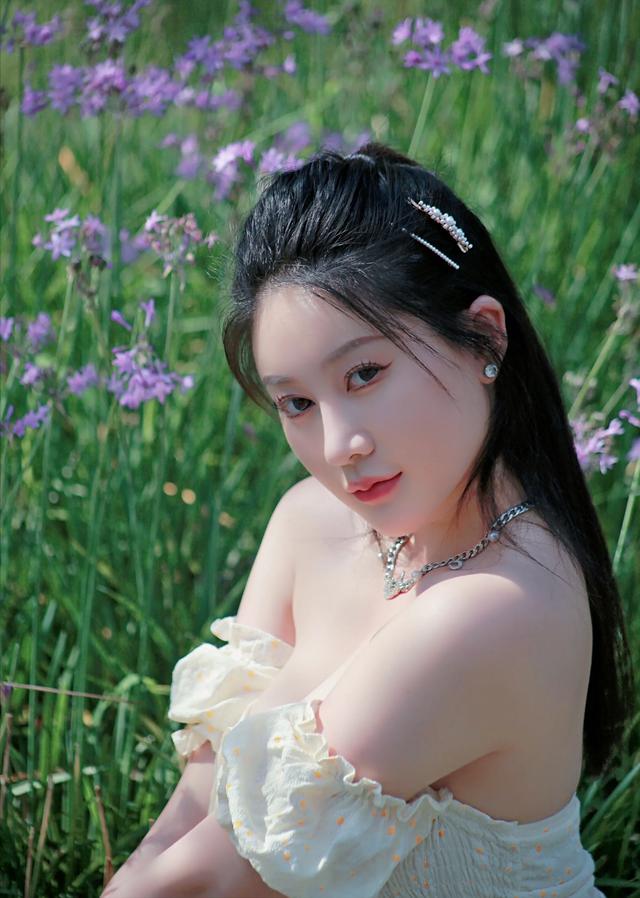 美女遛狗露胸:当今社会上有些女性的穿着为什么喜欢露那么多？出于什么心理？