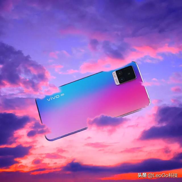 能否推荐性价比高的,拍照强的,3000左右的手机？