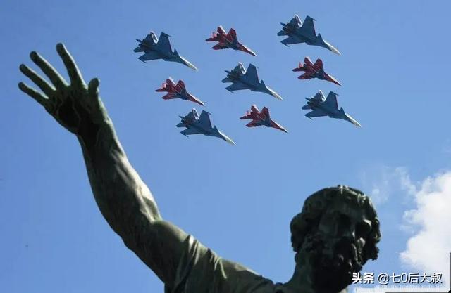 1941年苏联红场阅兵:红场阅兵后俄罗斯总统普金为什么竖起左手大拇指，有什么含义？ 1941年苏联红场阅兵图片