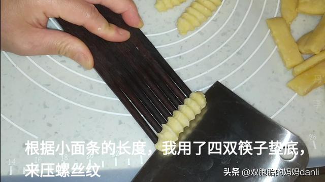 如何在家简单做出美味小零食，你们那里过年都制作哪些美味小零食希望一起交流一下