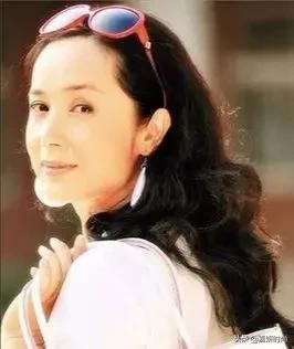海青短发图片:女人过了50留直发好看吗会不会显年轻