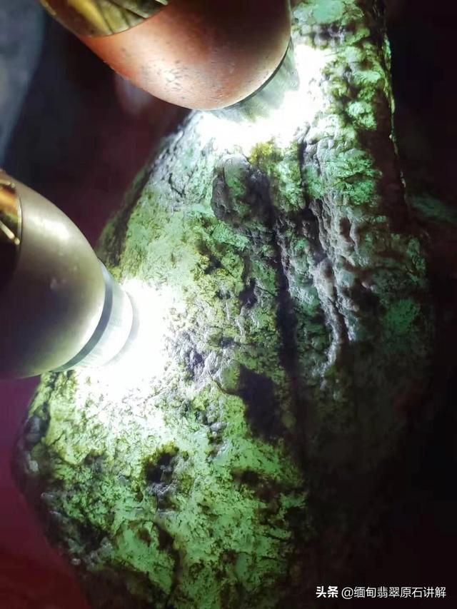 翡翠原石黑色皮壳,怎样才能判断一块翡翠原石可不可以切呢？