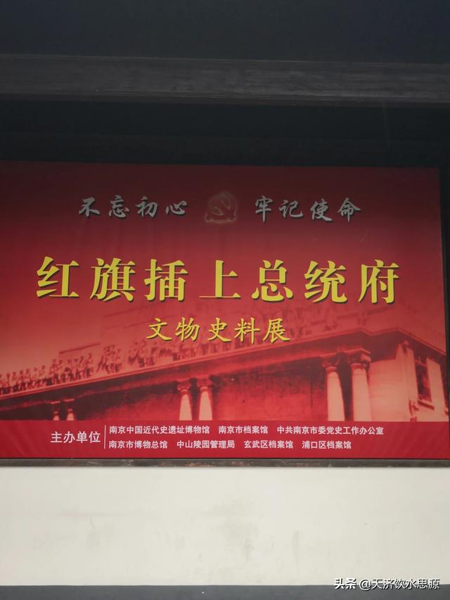 高端大气微信图片:谁有红色背景图片？拿出来晒晒，有几张喜欢的话，赶紧收藏吧？